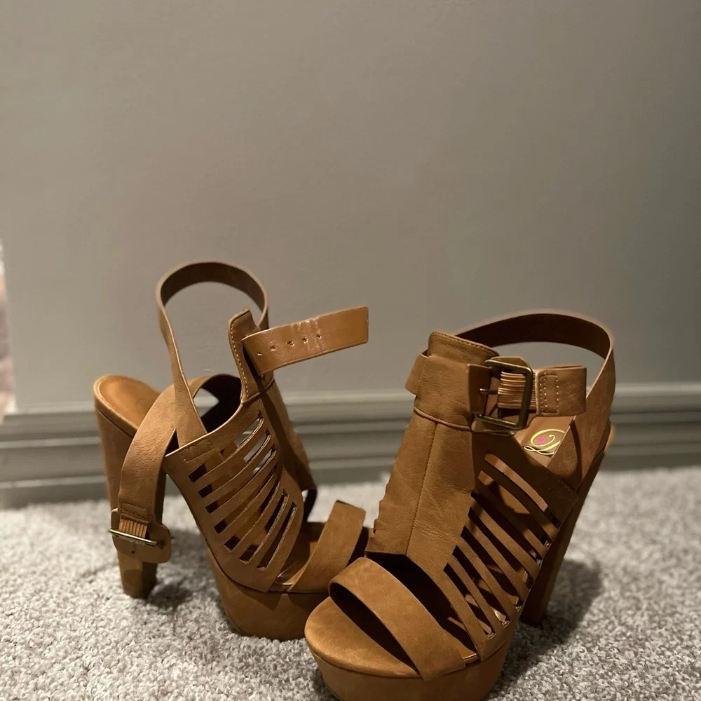 Tan Heels - Picture 4 of 4